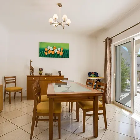 Casa Romanzeiras *